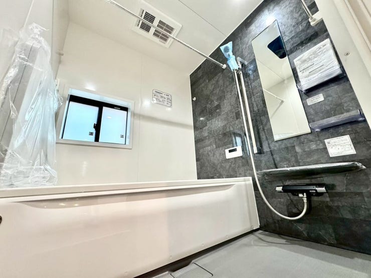 【Bathroom】広く快適な浴室で、ゆったりとお湯に浸かるひとときをお楽しみいただけます。