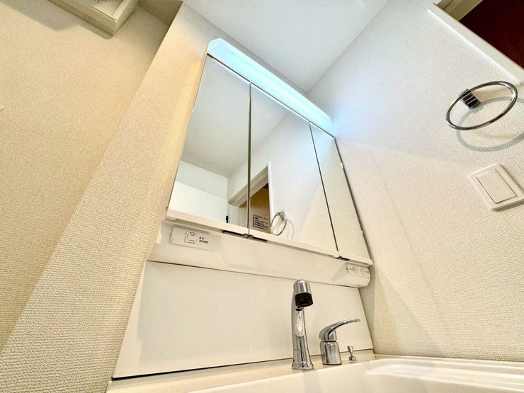 【Washroom】毎朝の準備がスムーズに。広めの洗面台と収納が使いやすい洗面所です。