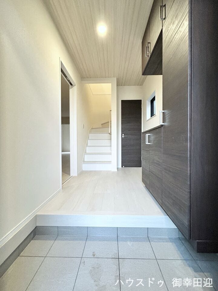 ■□■「しまう」が叶える、美しい玄関■□■大容量のシューズボックスがあることでいつも整理された、気持ちの良い「家の顔」を保てます。