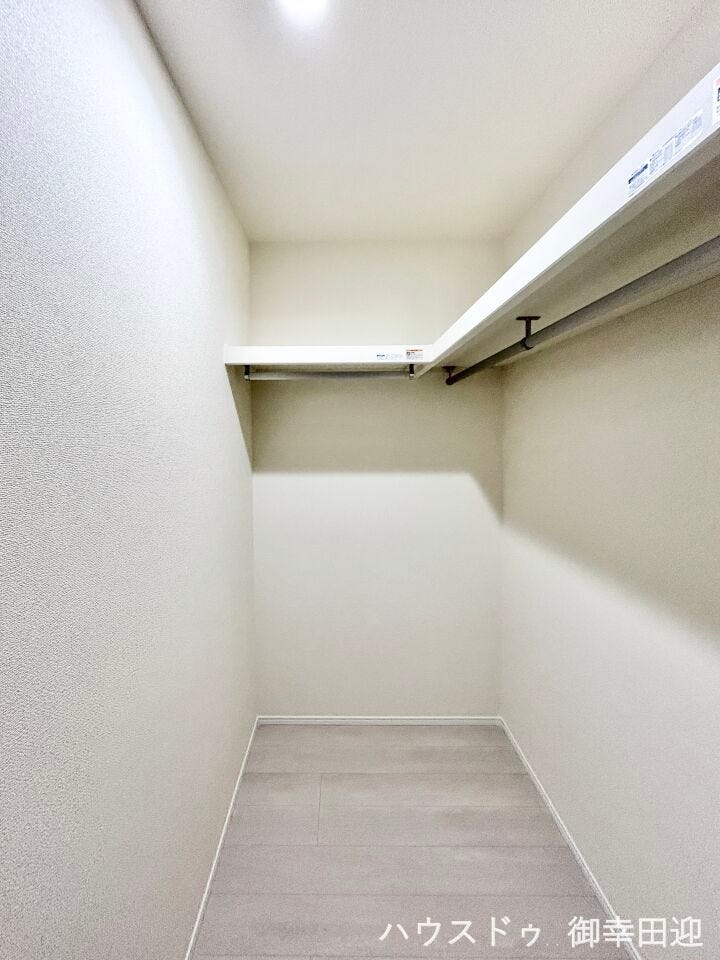 ■□■2階7.5帖洋室WIC■□■衣類から小物まで一ヶ所に集約。整理整頓がしやすく、毎日のコーディネートが楽しくなるゆとりの収納です