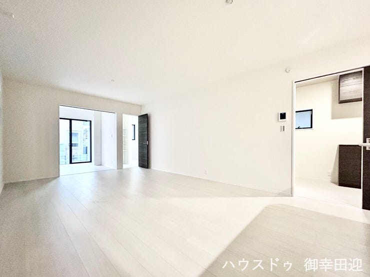 ■□■安らぎと笑顔の中心地■□■陽光が優しく降り注ぎ、会話が自然と弾む。ここでは、毎日が特別な時間へと変わります