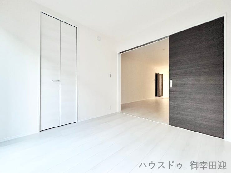 ■□■1階4.5帖洋室■□■寝室、書斎、趣味の部屋。家族の成長やライフスタイルに合わせ、様々な使い方ができる快適な空間です