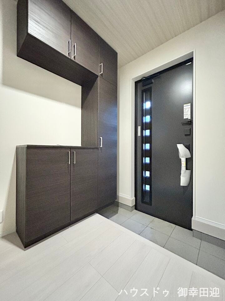 ■□■「ただいま」の安堵をくれる場所■□■訪れる人を迎え入れ、帰るたびにホッと一息つける、明るく機能的なエントランス