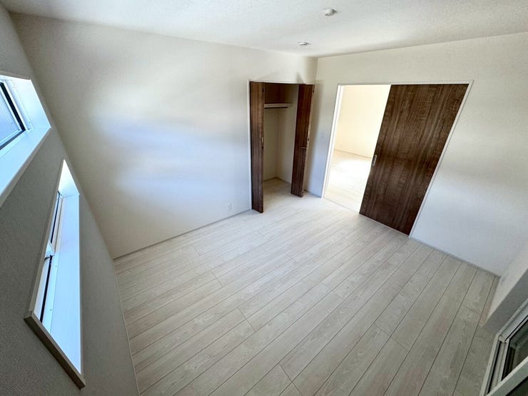 【Bedroom】洋室には収納力のあるクローゼット付き。衣類や荷物もすっきり収まります。