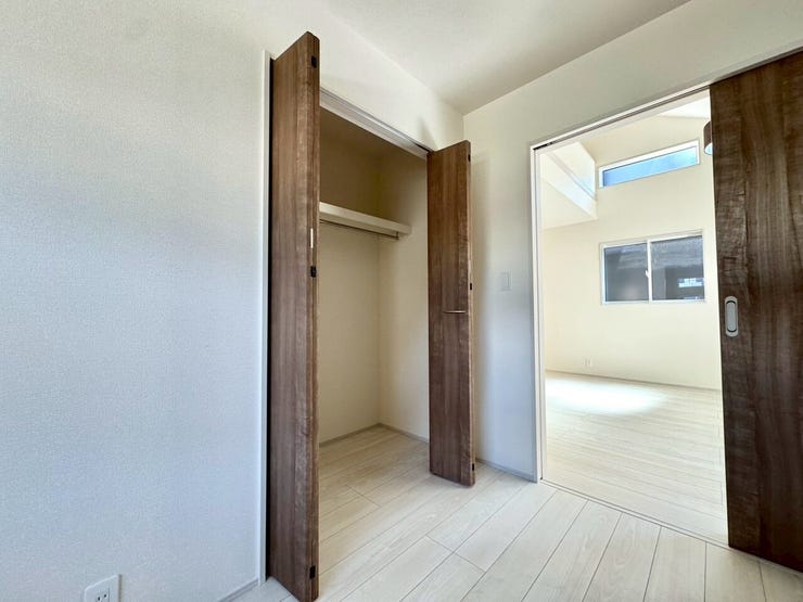 【Bedroom】クローゼット完備で収納力◎。家具の配置もしやすい機能的な洋室です。