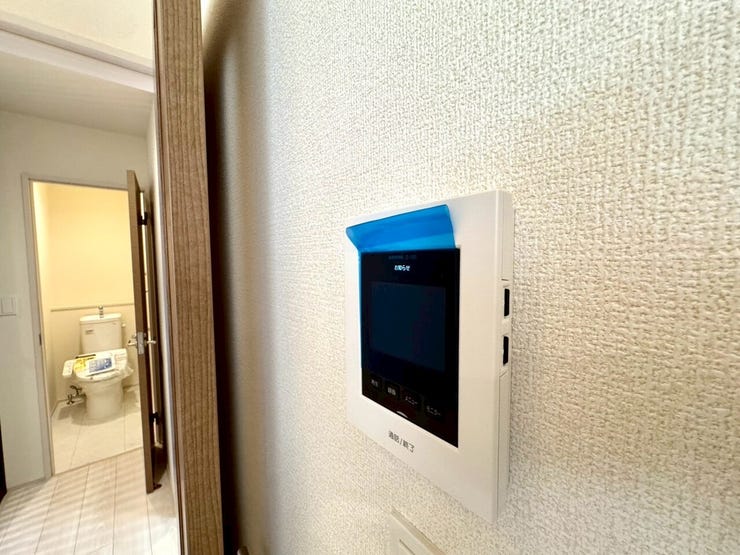 【Facilities】来訪者を確認できるモニター付きインターホンで、防犯面も安心です。