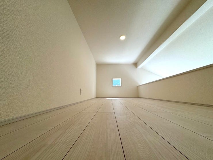 【Bedroom】天井高を活かしたロフト空間のある洋室。便利で遊び心ある住まい。
