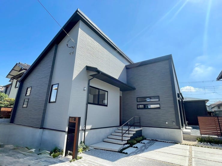 【Exterior】モダンでスタイリッシュな外観。周囲に調和する落ち着いた佇まいが魅力です。