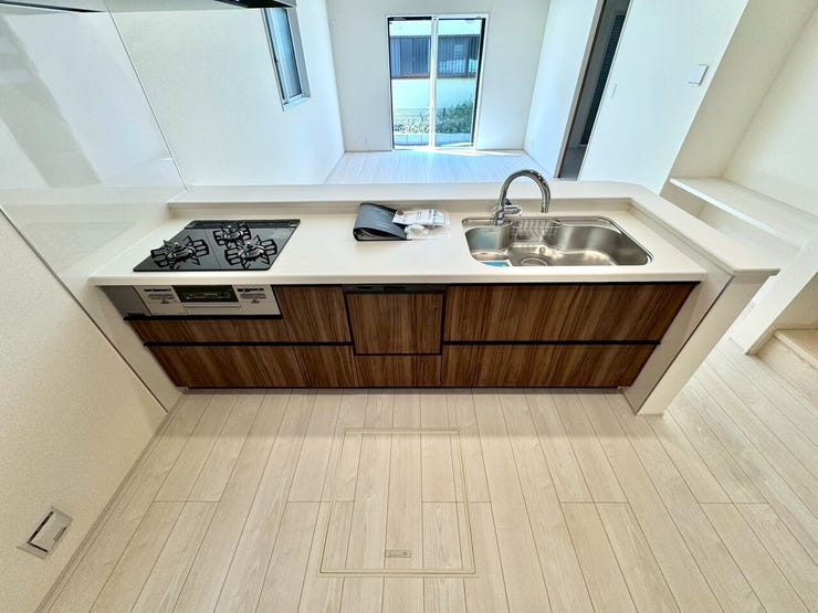 【kitchen】効率よく使える広々キッチン。収納力も高く、料理の時間がスムーズに。