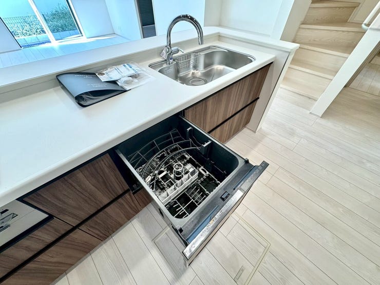 【kitchen】家事の時短に便利な食洗機付き。手洗い不要で毎日の負担を軽減します。