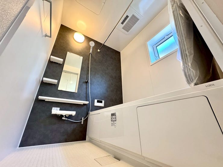 【Bathroom】お子様とのバスタイムにも十分な広さがあり、掃除も簡単にできます。
