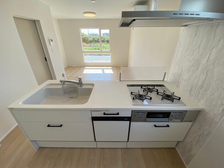 室内(2025年9月)撮影
◎本日案内可能◎
対面キッチンなので、リビングにいる家族と会話を楽しみながら家事ができます!