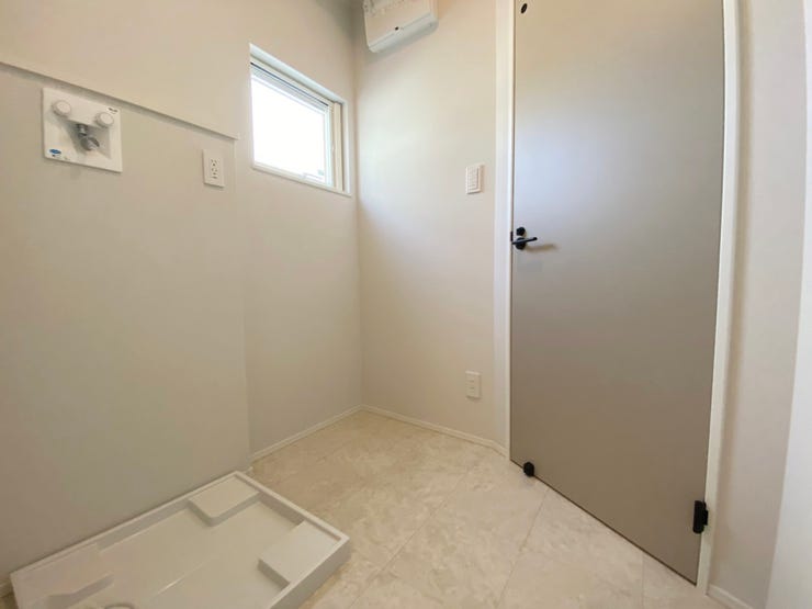 室内(2025年9月)撮影
◎本日案内可能◎
湿気のこもりやすい水回りにも小窓付き♪