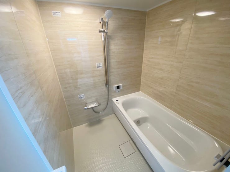 室内(2025年9月)撮影
◎本日案内可能◎
ベンチタイプの浴室は、のんびり半身浴を楽しみたい方に嬉しいですね♪