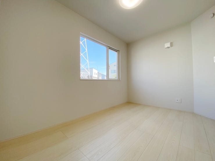 室内(2025年9月)撮影
◎本日案内可能◎
腰高窓は家具の配置がしやすく、自分好みのお部屋にできますね♪