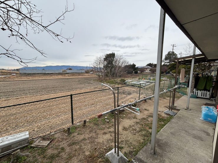 ■南側は広がる空と田畑が印象的な景観で周囲は閑静な住宅地です!