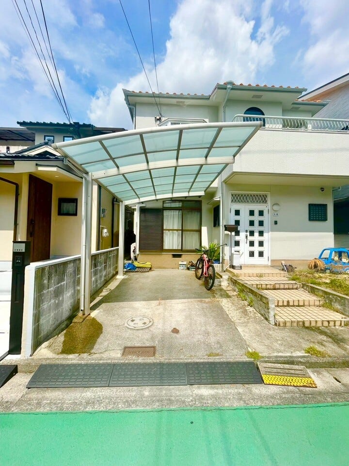 屋根付きの駐車場もしっかりとございます!