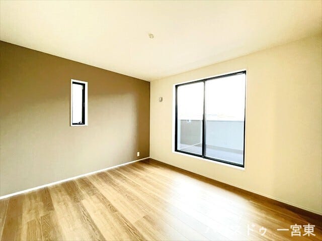 【7帖】風通しが良く、爽やかな空気が流れる二面採光の洋室です。心地よい光と風が、趣味や学習のための集中できる時間を育みます。