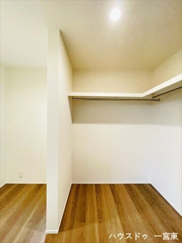 【7帖洋室】内部で着替えもできるゆとりのウォークインクローゼットです。衣類を一箇所に集約でき、毎日の身支度もスムーズに、お洒落を快適に楽しめます。