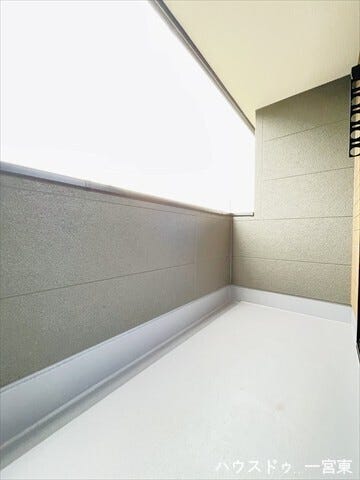 雨の日でも濡れずに洗濯物が干せるインナーバルコニーです。外部からの視線も遮りやすく、プライバシーを守りながら外の風を楽しめます。