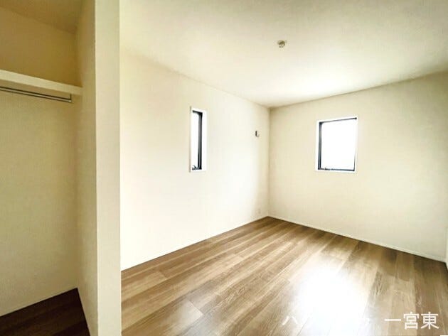 【6.1帖西】家具を配置しやすい整形の間取りの洋室です。ベッドやデスクを自由にレイアウトでき、多様な用途に対応する使い勝手の良い空間です。