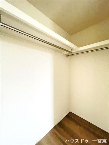 【6.1帖西洋室】扉の開閉スペースが不要なオープンクローゼットです。衣類へのアクセスが容易で、収納と部屋が一体となり、空間をより広く使えます。