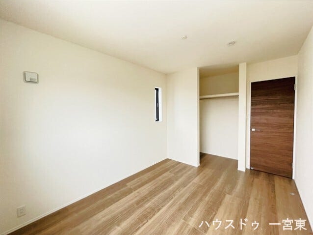 【6.1帖東】フローリング仕様でお掃除が簡単な洋室です。ダニやホコリが溜まりにくく、小さなお子様にも安心して過ごしていただける清潔な居住空間です。