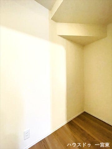 【階段下】デッドスペースを有効活用した階段下収納です。日用品のストックや掃除用具など、隠したい物をまとめて収納し、住空間をすっきりと保ちます。