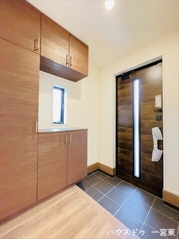 豊富な収納量の下駄箱で、靴をすっきりと整理。いつでも清潔感のある玄関がお出迎えし、住まいの第一印象を心地よく整えます。