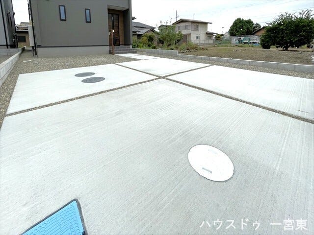 お車を複数台停められるゆとりのある駐車スペースです。来客時にも安心して利用でき、大切な家族の車をしっかり守る快適なカースペースです。