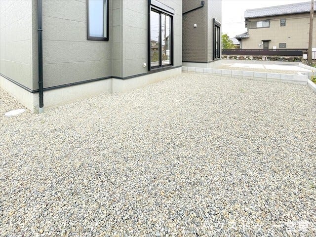 ガーデニングやBBQなど、多彩な楽しみが広がる庭です。お子様の遊び場にも最適で、家族の思い出を育む開放的なプライベート空間です。