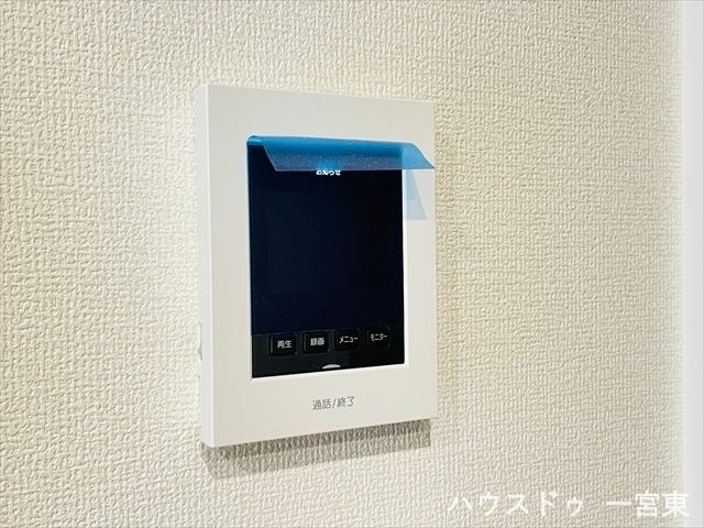 【モニター付きインターホン】応答前に来客の映像を確認できるモニタ付きインターフォン。不審者の訪問を抑止し、セールスなどへの対応も慎重に行える安心の防犯設備です。