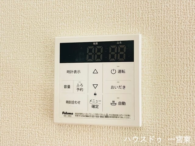 【給湯パネル】キッチンや浴室から、お湯張りの設定や追い焚き操作が手軽にできる給湯パネル。快適なお風呂と家事の時短をサポートします。