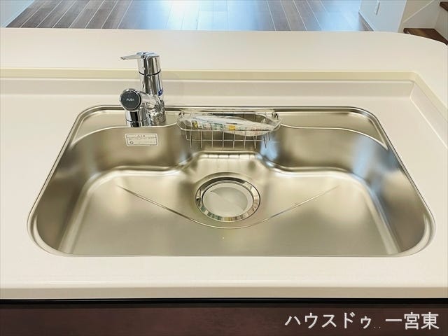 【シンク】熱や衝撃に強いステンレスシンクは、プロの厨房でも使われる耐久性を誇ります。衛生的に保ちやすく、毎日の調理をしっかり支える頼もしい設備です。