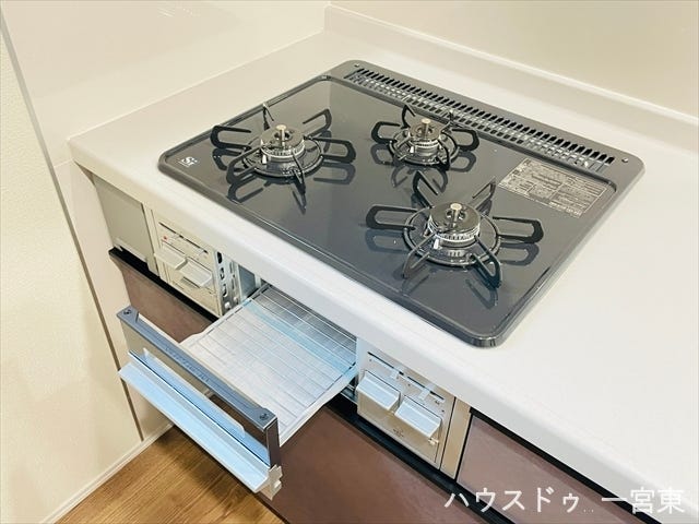 【コンロ】三ツ口コンロで複数の料理を同時進行でき、グリル調理も可能な設備です。効率的な調理をサポートし、毎日の献立作りを楽しくします。
