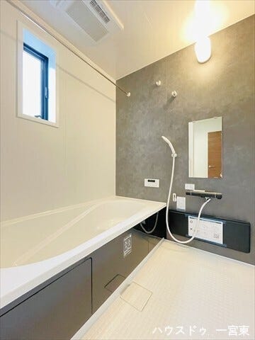 窓を開けて自然換気ができる、清潔感のある浴室です。物干しバーと併せて使えば、湿気対策と衣類乾燥の両方で家事を効率化します。