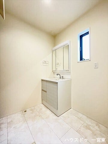 自然の光と風を取り込める洗面所です。朝の身支度も心地よく、窓を開けることで湿気を排し、いつも清潔な空間を保てます。