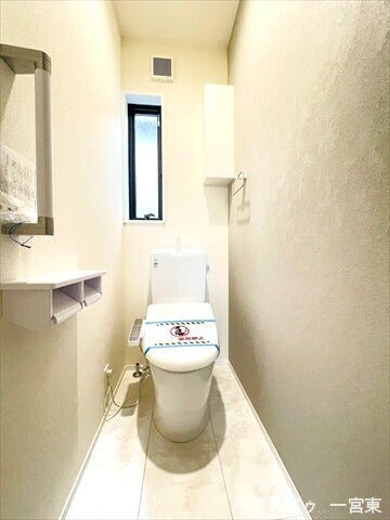 快適な温水洗浄機能を搭載したトイレです。お手入れもしやすく、いつでも清潔にご利用いただけます。プライベートな時間を心地よくサポートします。