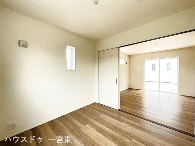 【4.5帖】隣り合うリビングを開放すれば、ひときわ広々とした空間になります。