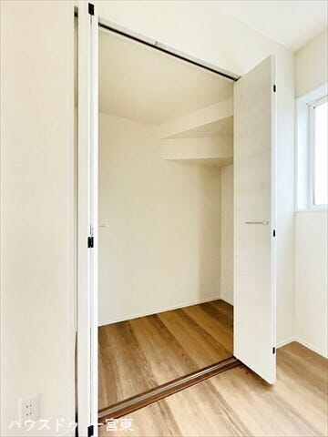 【4.5帖洋室】階段下に収納が付いています。デッドスペースを無駄にせず、有効に活用できますね。