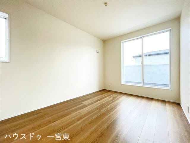 【6帖】朝日がやさしく差し込むベッドルームには大容量のウォークインクローゼットをご用意。