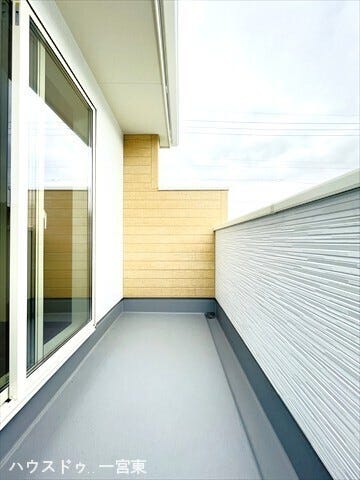 明るい日差したっぷりのバルコニーです♪こんな天気の良い日は気持ち良く洗濯物を干せますね!