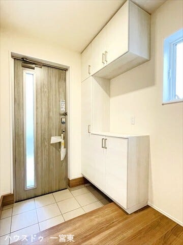 採光を考え抜いて造られた玄関は「行き」も「帰り」も優しく家族を送り出し出迎えます。