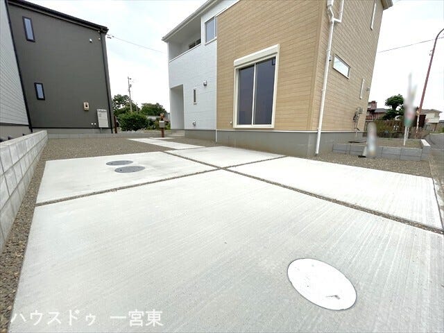 並列駐車2台可能なカースペース。車の出し入れもしやすく便利です。