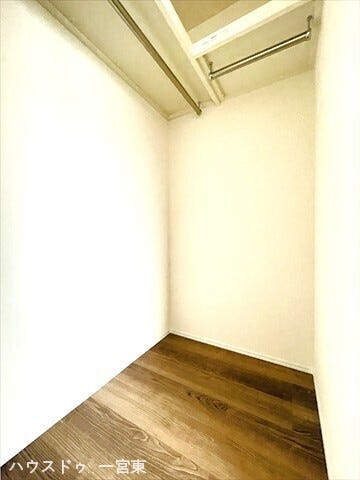 【5.2帖洋室】扉を設けていないので、物の出し入れもサッと行えますね。また湿気もこもりにくいです。