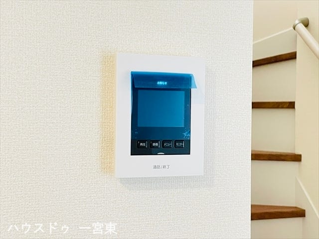 【モニター付きインターホン】訪問者の顔が見えて安心ですね。玄関先まで行かなくても、こちらで対応できます。