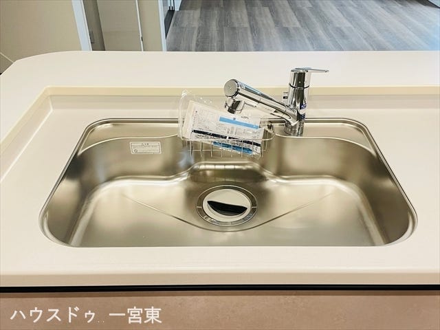 【シンク】耐久性が高く、サビや汚れに強いステンレスシンクは、手入れが簡単で清潔さを保ちやすいのが魅力です。