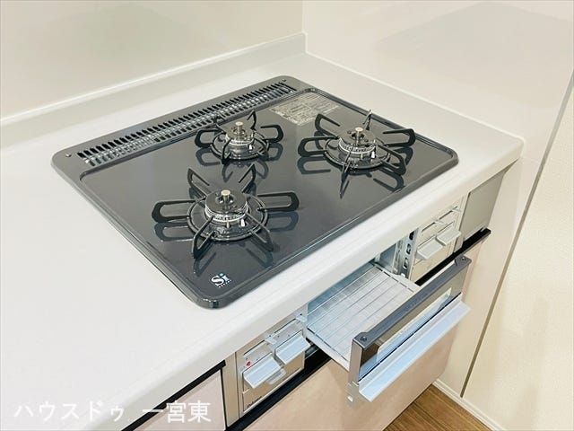 【コンロ】3つ口コンロで調理の時間短縮をはかれます。