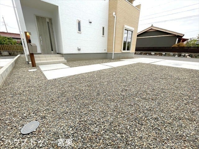 日当たり良好な南庭付♪ガーデニングを楽しむこともできますね。