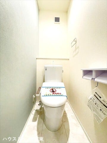 明るく、清潔感のあるトイレです。棚には雑貨を飾ったり、観葉植物を置いても良いですね。